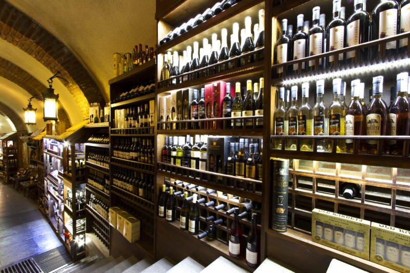 vitrine-ST VALLIER DE THIEY-min_world_street_travel_shop_canon_georgia_wine_bottles-429767